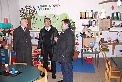 Bürgermeister Wolfgang Kroeger, Pastor Manfred Müller und Ortsvorsteher Friedhelm Münch