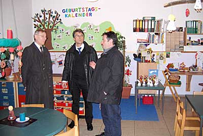 Bürgermeister Wolfgang Kroeger, Pastor Manfred Müller und Ortsvorsteher Friedhelm Münch