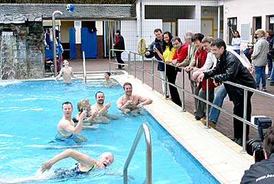 Prominenz bei der Eröffnung des Schwimmbads am Karfreitag. 