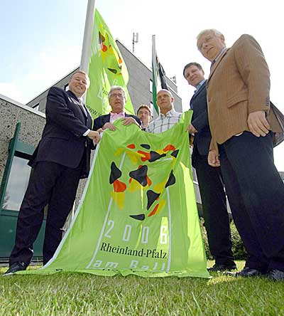 Große Runde für die Kindertagesstätten: Jürgen Hahn (v.r.), Karl-Heinz Herzig-Horbach, Monika Frink (ibus), Prof. Dr. Ralf Haderlein, Dr. Jürgen Pföhler und Kreis-Jugendamtsleiterin Siglinde Hornbach-Beckers vor den Kita-Leiterinnen.