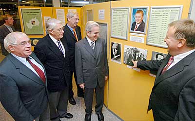 Landrat Dr. Jürgen Pföhler und sein früherer Amtskollege Dr. Christoph Stollenwerk (v.r.) mit Gästen bei der Präsentation der Ausstellung zur 190-jährigen Kreisgeschichte.