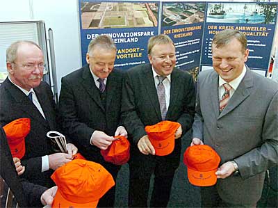 Grafschaft-Bürgermeister Achim Juchem (v.r.). Landrat Dr. Jürgen Pföhler, Kreisstadt-Bürgermeister Dr. Hans-Ulrich Tappe und der Bundestagsabgeordnete Wilhelm-Josef Sebastian.