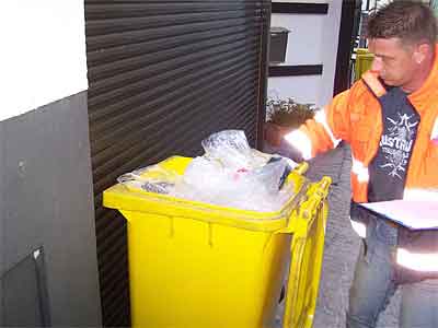 Müllkontrolleure werfen derzeit kritische Blicke in die gelbe Tonne