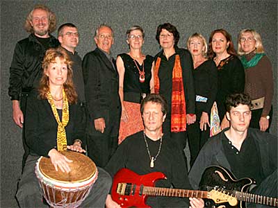 die „Great Spirit Singers“ mit ihrem Musikerensemble