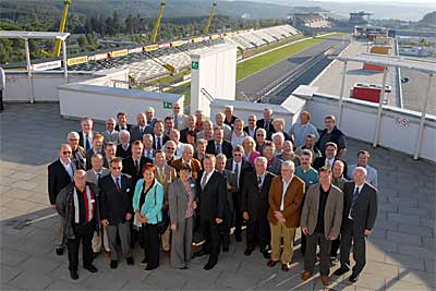 Die kommunale Familie auf dem Dach des Media Centers an der Start und Ziel-Geraden des Nürburgrings