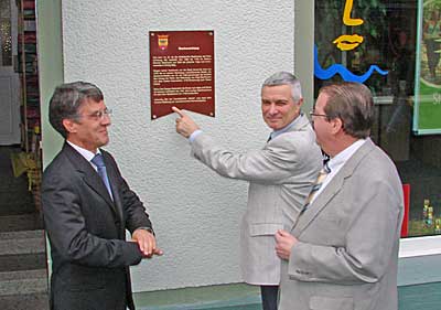 Bürgermeister Wolfgang Kröger Karl-Friedrich Amendt vom Verein zur Förderung der Denkmalpflege und Johannes Büchel vor einer der neuen Schilder.