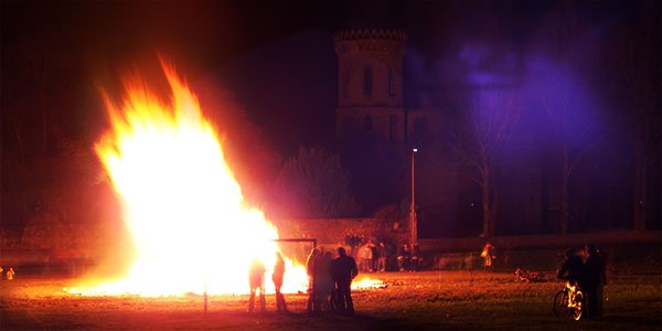 Mätesfeuer vor dem Sinziger Schloss