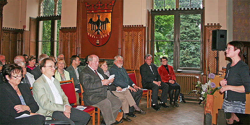 Museumsleiterin Agnes Menacher (r.) begrüßt die Vernissage-Gäste im Schloss, besonders die Künstler Rolf Stolz  und Professor Roessler (erste Reihe, 2. u. 3. v. l.) Foto: Denkmalverein ((honorarfrei))