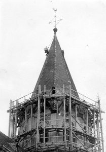 Peter Meyer auf dem Dach der Kirche St. Peter zu Sinzig. (ca. 60er Jahre)