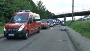 Einsatzfahrzeuge der umliegenden Hilfsorganisationen transportierten die Fahrgäste nach Brohl