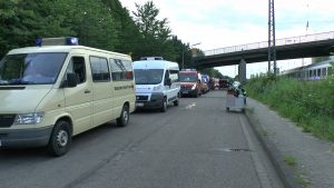 Einsatzfahrzeuge der umliegenden Hilfsorganisationen transportierten die Fahrgäste nach Brohl