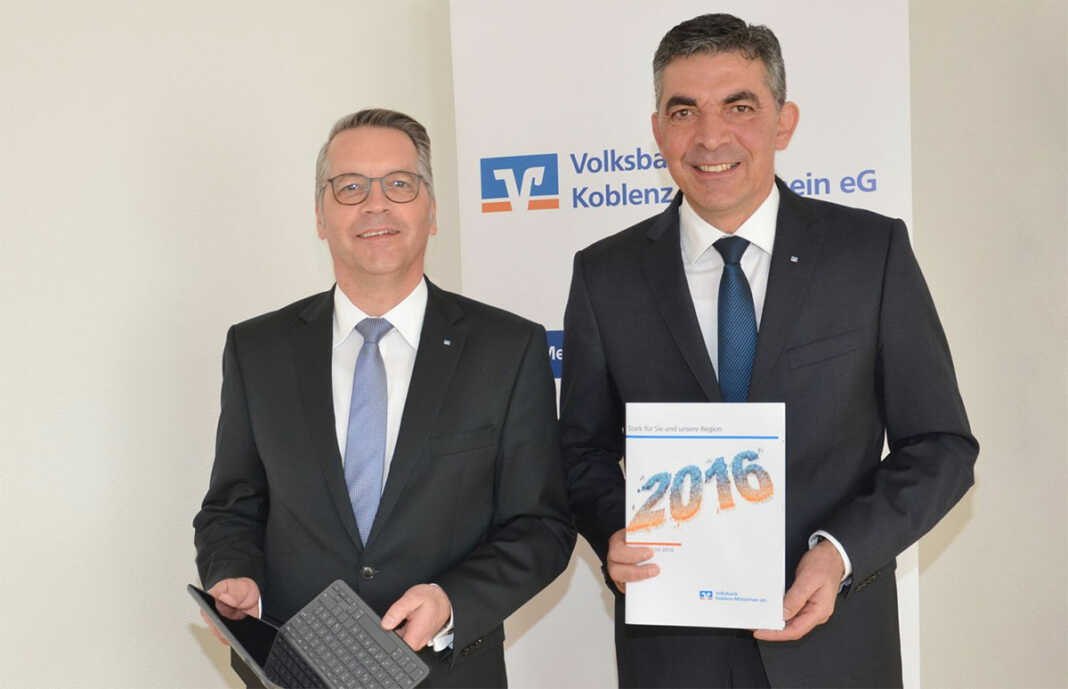 Stephan Breser (li) und Walter Müller (re) präsentieren die erfreuliche Bilanz der Volksbank Koblenz Mittelrhein.