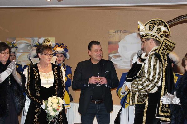 Das Sinziger Prinzenpaar gratuliert Frank Schmickler zum Jubiläum