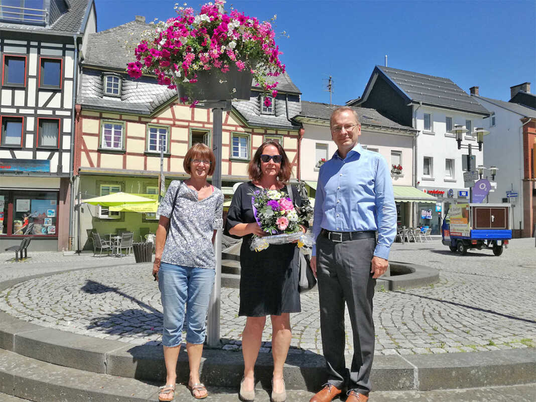 Andrea Schraaf-Wilhelmy hat im Namen des Bürgerforums bei Flower Your Street Blumenschmuck für Sinzig gewonnen