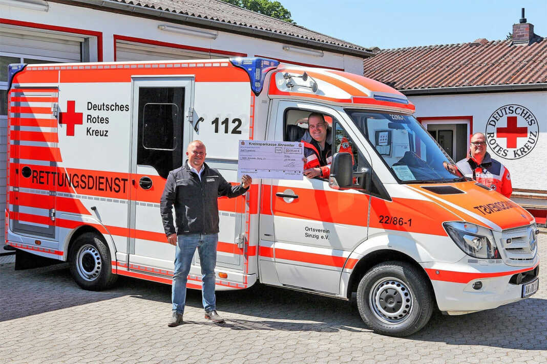 Firma nowiBau spendet für Notfall-Beatmungsgerät der Sinziger Rotkreuzler