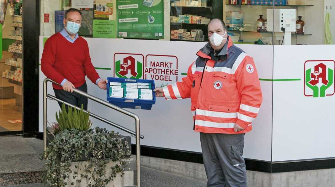 Sinziger Markt-Apotheke Vogel spendet FFP2-Masken für Rotkreuzler