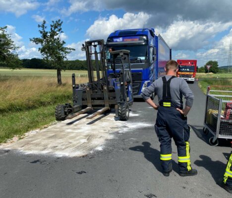 Ausgelaufenes Hydrauliköl wurde durch die Feuerwehr abgestreut und der Bereich gereinigt