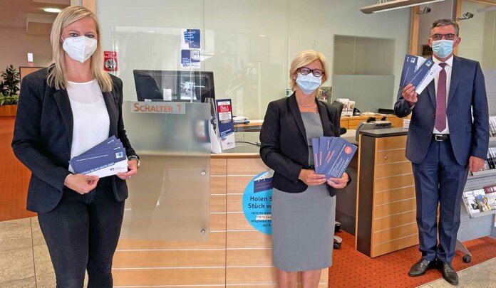 Astrid Israel, Leiterin der Geschäftsstelle Koblenz-Rizzastraße der Volksbank RheinAhrEifel eG, Serviceberaterin Enikö Ritli und Vorstandsmitglied Walter Müller, (v.l.n.r.).