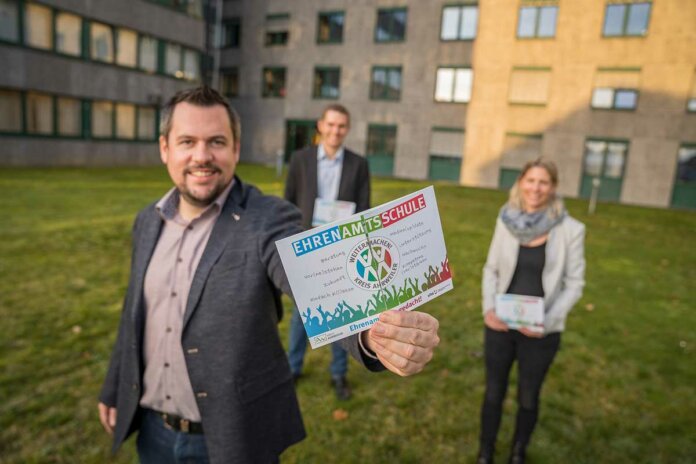 Projektleiter Mario Stratmann (vorne), KVHS-Leiter Christian Hofeditz und Projektkoordinatorin Michaela Wolff