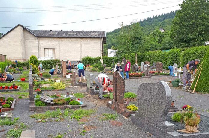 Arbeitseinsatz auf dem Friedhof Westum