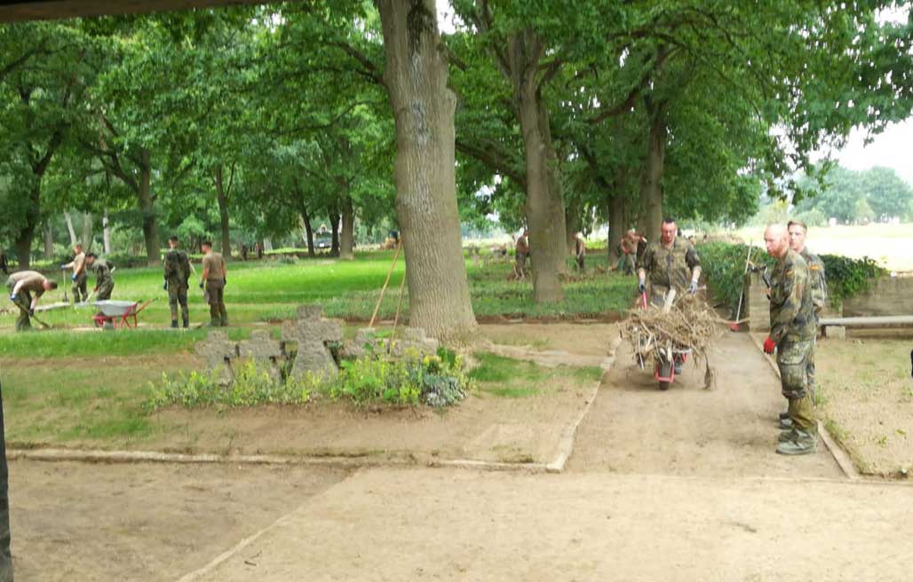 Soldaten reinigen Ehrenfriedhof