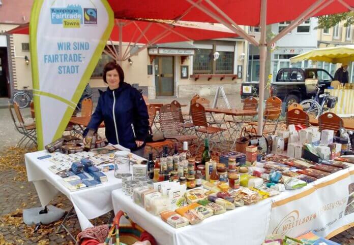 Der Weltladen wirbt an seinem Stand auf dem Wochenmarkt für die Fairtrade-Stadt Remagen.