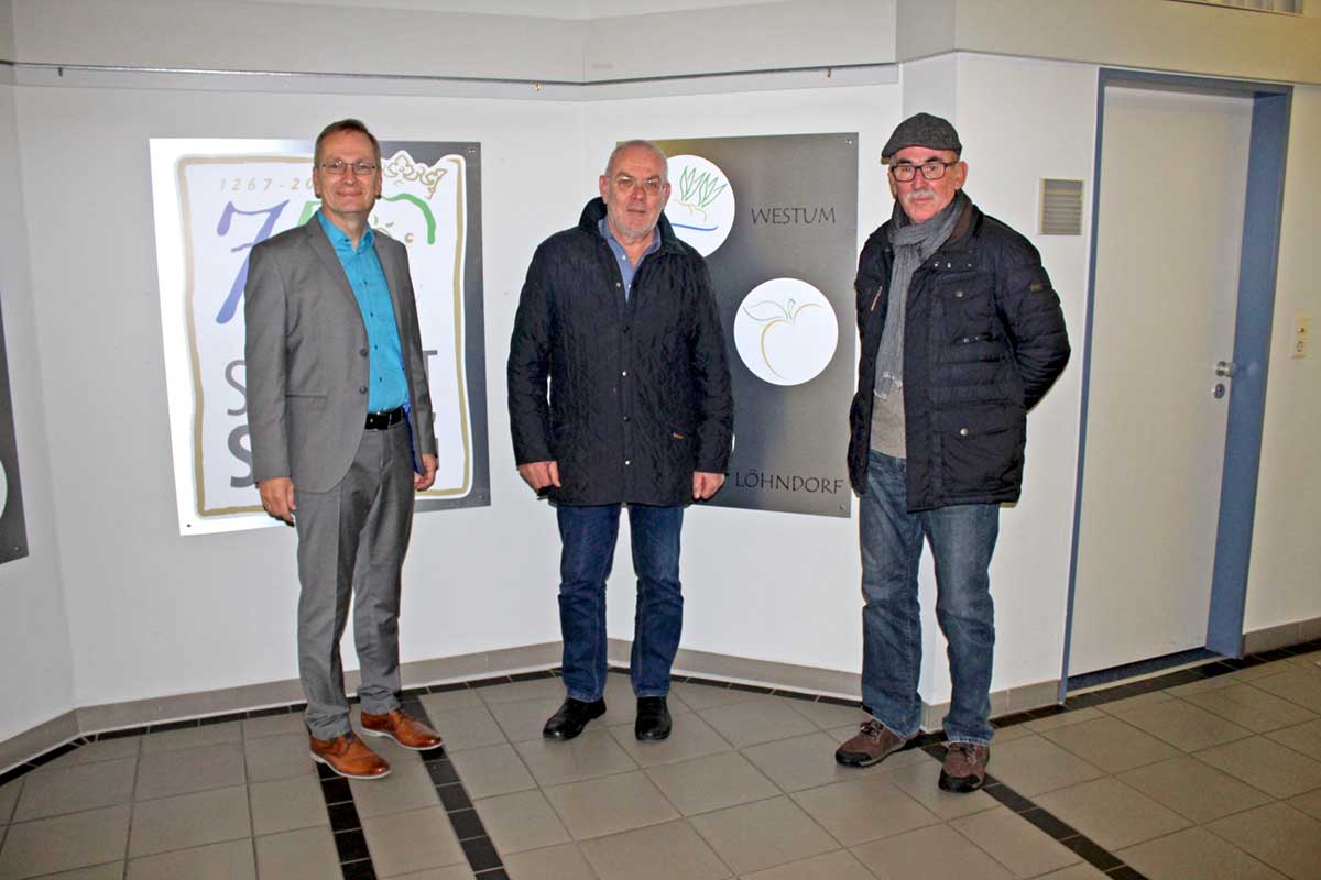 Bürgermeister Andreas Geron, Heribert Hillger und Anton Alfter (v.l.) im Sinziger Rathaus. Foto: Stadtverwaltung Sinzig