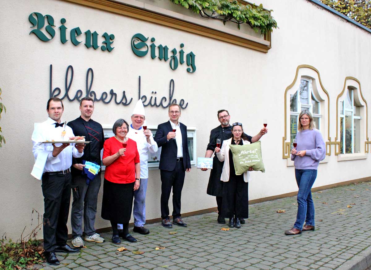 Colette und Jean-Marie und Dumaine (3. und 4. v.l.), Bürgermeister Andreas Geron, Jörg und Linda Kleber und Maike Gausmann-Vollrath von der Sinziger Wirtschaftsförderung (v.l.) vor dem wieder eröffneten Restaurant. Foto: Stadtverwaltung Sinzig