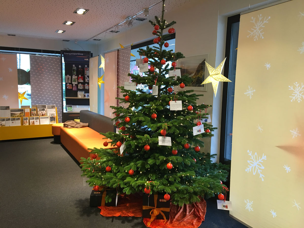 Die Weihnachtswunschbäume mit Wünschen Bedürftiger aus der Region stehen aktuell in den evm-Kundenzentren in Koblenz, Mayen und Sinzig. Foto: evm.