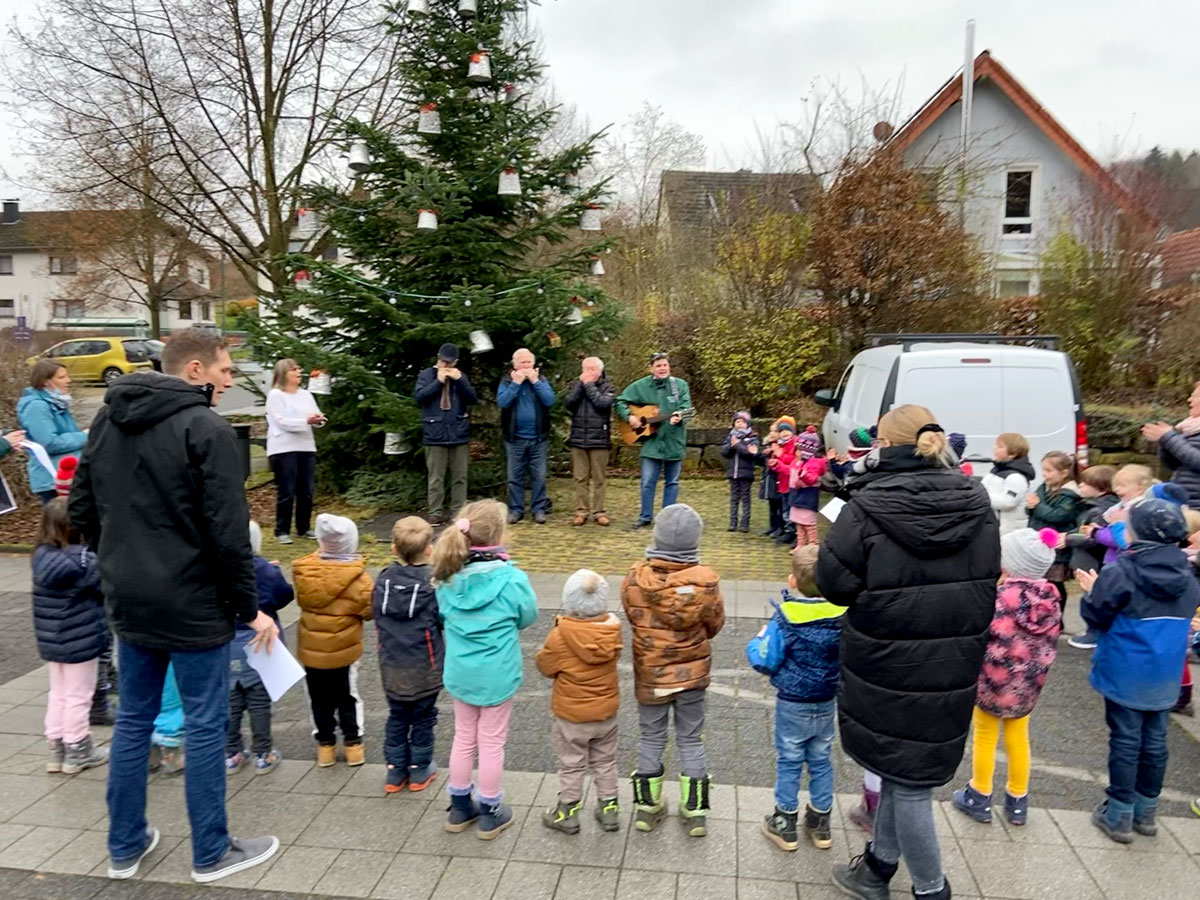 Mundharmonika Freunde Bandorf besuchen Kita Kinder in Unkelbach