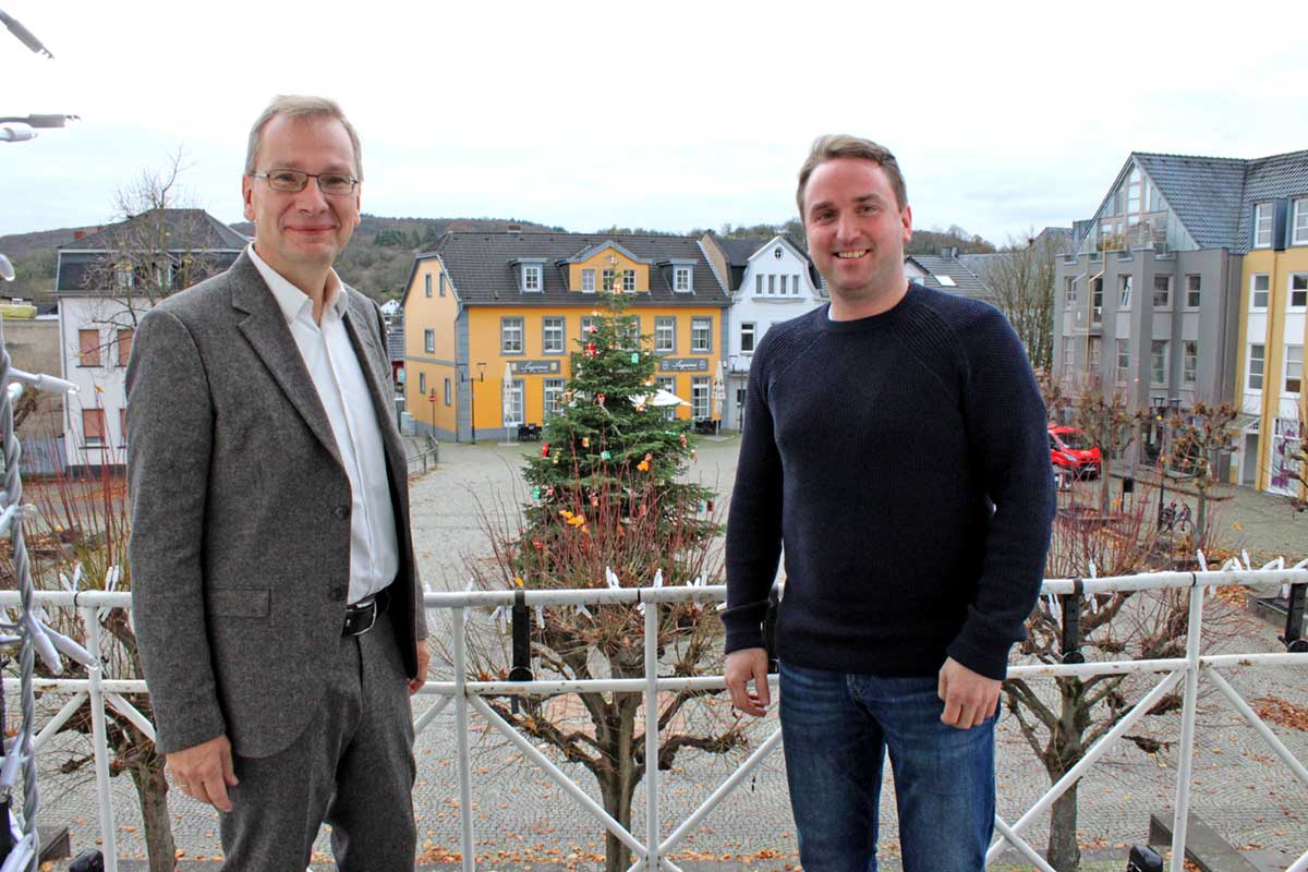 Der Sinziger Bürgermeister Andreas Geron bedankte sich herzlich bei Marcel Caspers, Bürgermeister der VG Bad Breisig (v.l.). Foto: Stadtverwaltung Sinzig