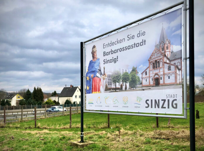 Das neue Banner an der Bundesstraße