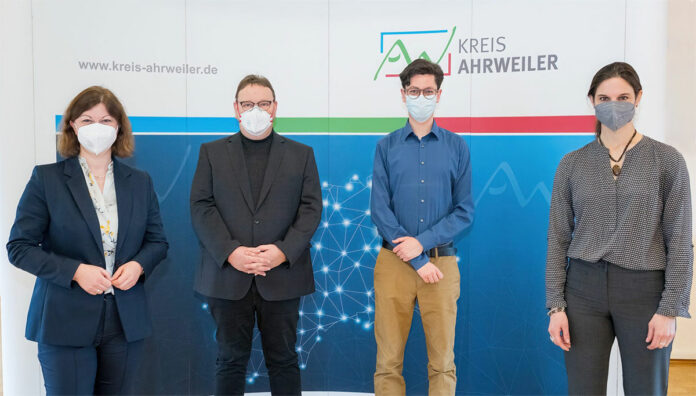 V. l.: Nicole Steingaß, Beauftragte für den Wiederaufbau des Landes Rheinland-Pfalz, Michael Schäfer, Leiter des Aufbaustabs der Kreisverwaltung Ahrweiler, Wilhelm Schulz, Mitarbeiter des Aufbaustabs und Christina Steinhausen, Kreisbeigeordnete. Foto: Bernhard Risse / Kreisverwaltung Ahrweiler