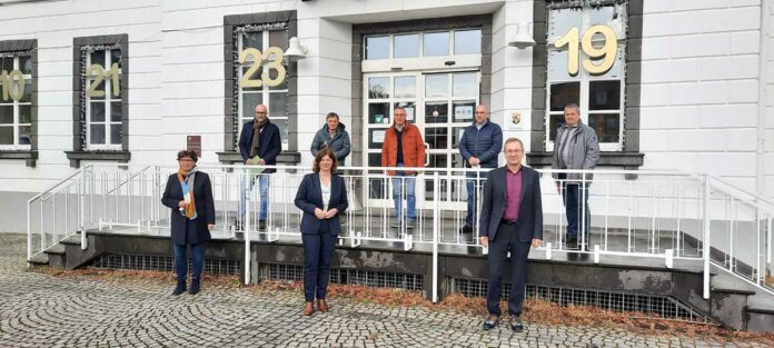 Begoña Herrmann von der ADD (vorne links), Staatssekretärin Nicole Steingaß (vorne Mitte), Bürgermeister Andreas Geron (vorne rechts), Bauamtsleiter Marco Schreiner (hinten links), Gunter Windheuser (hinten 2.v.l.), Staatssekretär a. D. Günter Kern (hinten Mitte), Thomas Weimar, ADD (2.v.r.) sowie Thomas Caspers, ADD (hinten rechts) vor dem Sinziger Rathaus.