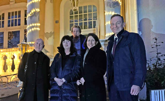 Im von der Flut zerstörten Hotel Aurora in Bad Neuenahr-Ahrweiler trafen sich (von rechts) Dr. Volker Wissing, Daniela Schmitt, Jonas Deissler, Alexandra Lieb und Ulrich van Bebber, um Zukunftsperspektiven des Tourismus zu besprechen.