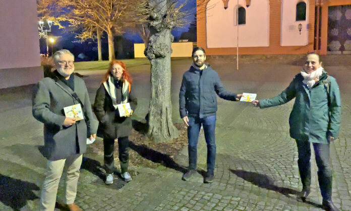 Gewinnübergabe durch Stefani Jürries Sprecherin der GRÜNEN im Kreis an Ralf Urban, Natalie Wendisch und Tim Schäfer