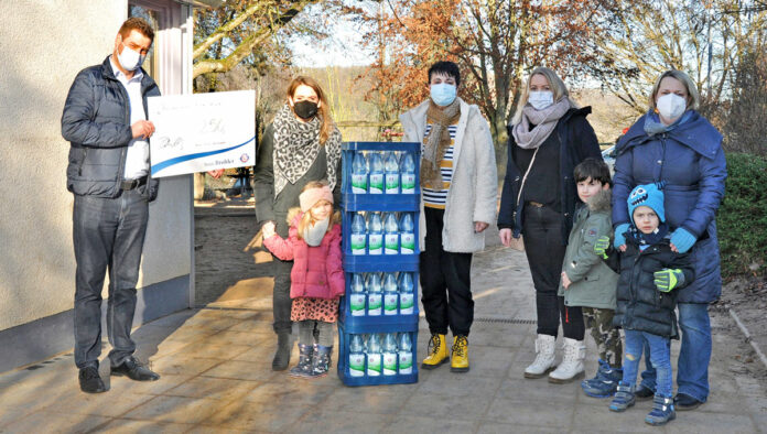 Von Links nach Rechts: Thorsten Huber (Leiter Marketing Brohler Mineral- und Heilbrunnen GmbH), Alina Wallenfang (Beisitzerin Förderverein Kita St. Viktor), Ingrid Seifen (Leitung Kita St. Viktor), Verena Örenbas (Vorsitzende Förderverein Kita St. Viktor), Claudia Schygulla (Beisitzerin Förderverein Kita St. Viktor)