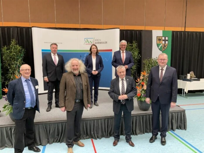 Hinten von links.: Kreisbeigeordneter Friedhelm Münch, Landrätin Cornelia Weigand, Innenminister des Landes Rheinland-Pfalz Roger Lewentz; vorne von links: Personalratsvorsitzender der Kreisverwaltung Ahrweiler Burkhard Müller, Vorsitzender der Kreistagsfraktion Bündnis 90/Die Grünen Wolfgang Schlagwein, Landrat des Kreises Cochem-Zell Manfred Schnur und Bürgermeister der Gemeinde Grafschaft Achim Juchem