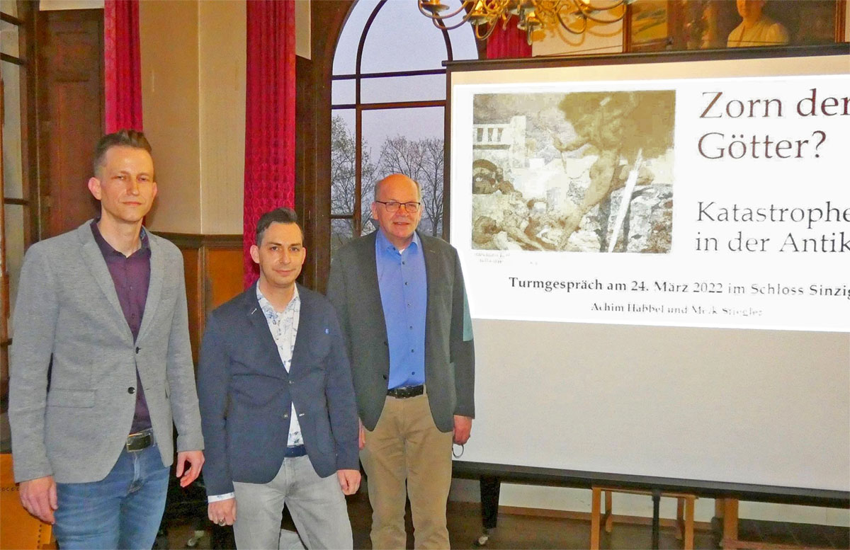 Achim Habbel (Mitte) und Meik Stiegler (links) präsentierten einen eindrucksvollen Vortrag, hier mit Hardy Rehmann, Vorsitzender des Denkmalvereins, bei der Begrüßung. Foto: Denkmalverein