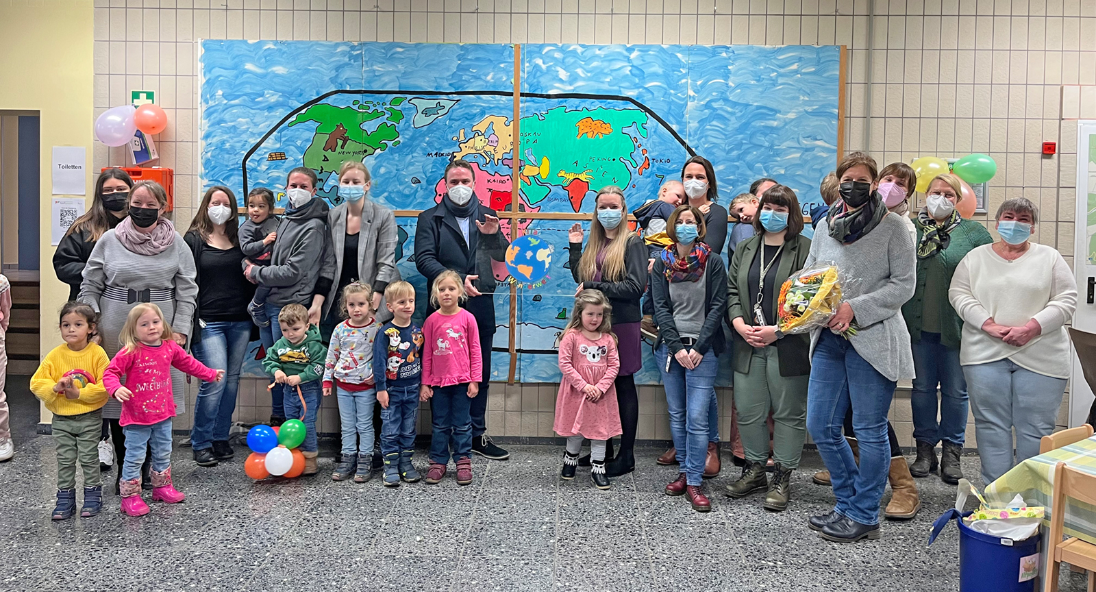 Freuen sich auf das Kennenlernen und gute Miteinander mit den Kindern und Eltern. Das Team der neuen Modulkindertagesstätte. Bürgermeister Marcel Caspers überreicht im Beisein der Kinder das neue Namensschild der Kita Wunderwelt an die neue Leiterin Nadine Schäfer mit Team. Foto: Copyright VG Bad Breisig