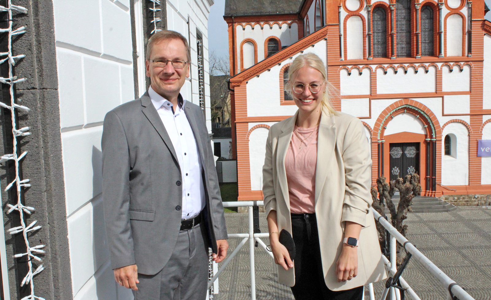 Bürgermeister Andreas Geron mit der neuen Fachbereichsleiterin Vivian Matha (v.l.). Foto: Stadtverwaltung Sinzig