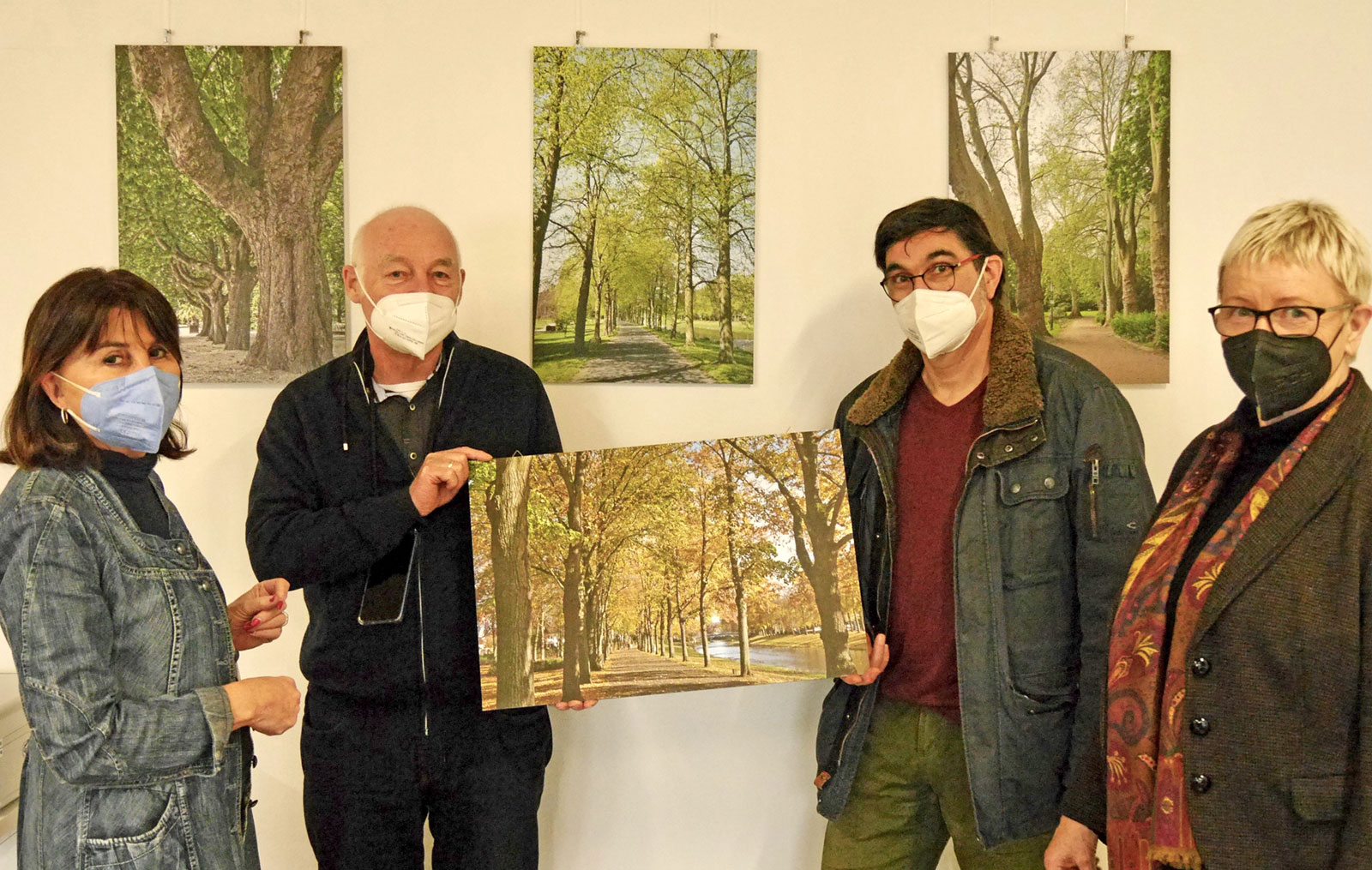 Monika Lessenich vom Hospiz-Verein Rhein-Ahr mit den BUND-Vertretern Andreas Owald, Andreas Schmickler, Charlotte Farber-Hemeling und einigen Wettbewerbsbeiträgen der aktuellen Alleen-Ausstellung, die im Hospiz nun erstmals in einer Ausstellung zu sehen sind.