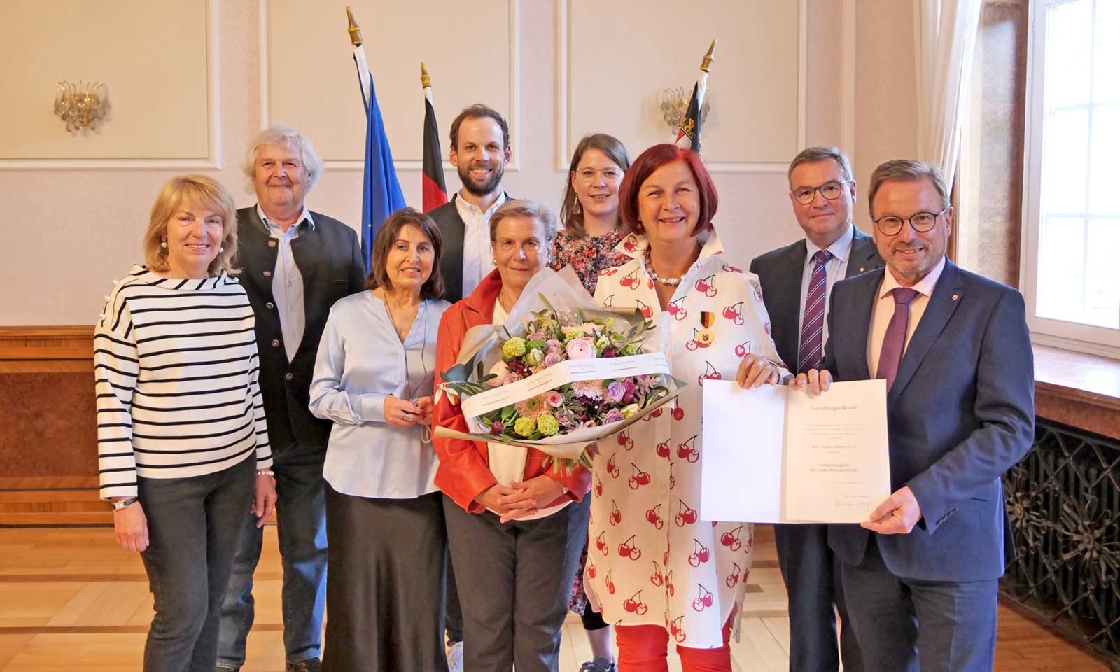 Feierstunde zur Übergabe der Landesverdienstmedaille in Koblenz mit (v.l.) Rita Höppner (Erste Beigeordnete der Stadt Remagen), Kay Andresen (Dobrowolnys Ehemann), Monika Lessenich (Hospiz-Verein Rhein-Ahr), Jasper Pult (Dobrowolnys Neffe), Berta Bauer (Hospiz-Verein Rhein-Ahr), Sophie Pult (Dobrowolnys Nichte), Ulrike Dobrowolny (Geehrte), Horst Gies (Landtagsmitglied und Erster Beigeordneter des Kreises Ahrweiler), Wolfgang Treis (SGD-Nord-Präsident)