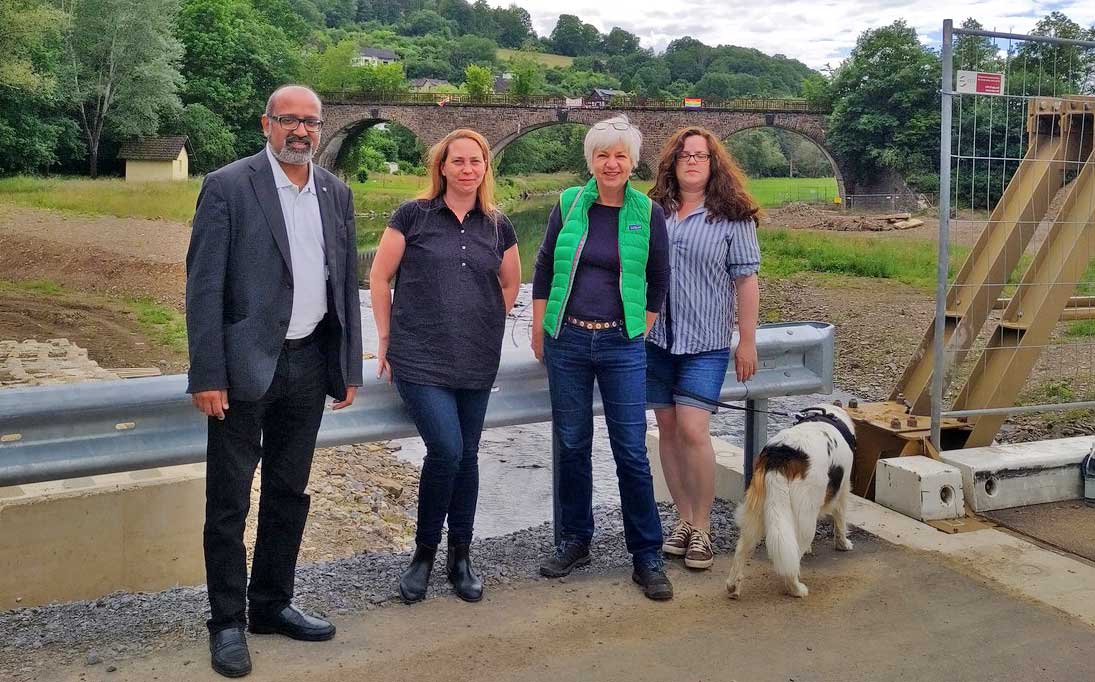 Fotos: Stefani Jürries Gruppe mit Josef Winkler MdL vor der Dümpelfelder Brücke