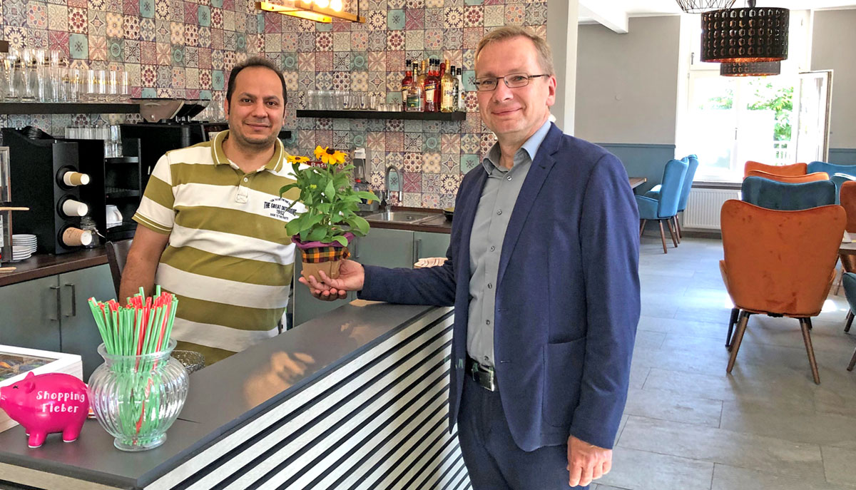 Bürgermeister Andreas Geron (r.) wünschte Farhad Asyabanzadeh vom Stadt Café einen guten Start im Sinziger Bahnhof. Foto: Stadtverwaltung Sinzig