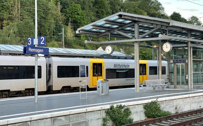 Zug mit Bahnhof