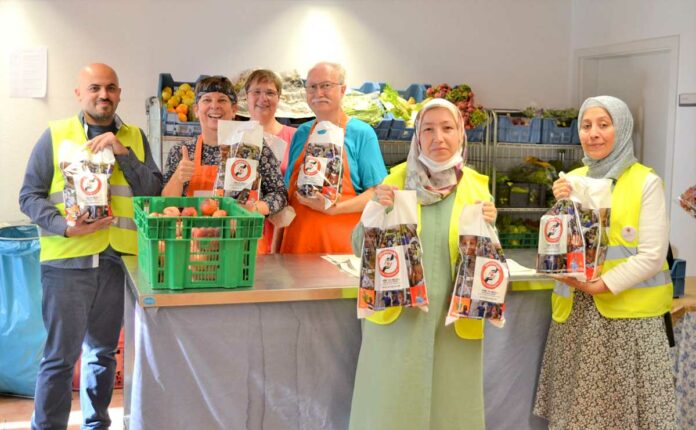 (von links) Fatih Ates, Angelika Schorn, Mary Witsch, Jürgen Kramke, Arzu Bilem und Songül Erdem. Foto: E.T. Müller