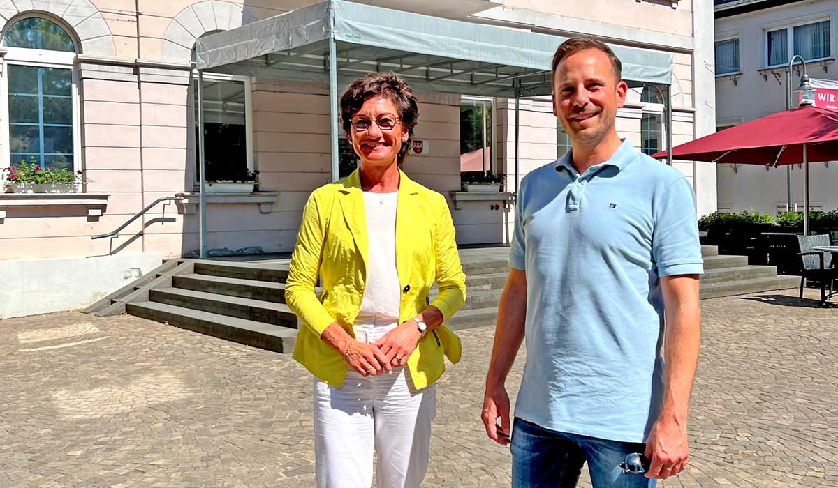 Petra Schneider mit Bürgermeister Björn Ingendahl