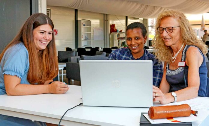 Die DRK-Migrationsberaterinnen Maria Schön (re.) und Adriana Sampaio (li.) im Gespräch mit ihrer Klientin Aster Seyum Mekonen. Seit das Asylverfahren von Aster Seyum Mekonen mit einem Abschiebeverbot aus humanitären Gründen rechtliche Klarheit zu ihrem Aufenthaltsstaus in Deutschland brachte, bemüht sie sich aktiv um Integration und gesellschaftlichen Anschluss, wie etwa durch die Teilnahme am gemeinsamen Frühstück im Begegnungszelt Grüner Weg in Sinzig. (Foto: Thorsten Trütgen)