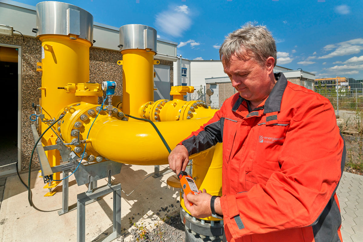 Helmut König von der Energienetze Mittelrhein kontrollierte an der neuen Gasstation in Remagen-Kripp, ob das H-Gas bereits in den Leitungen vor Ort angekommen ist. Foto: Sascha Ditscher/evm